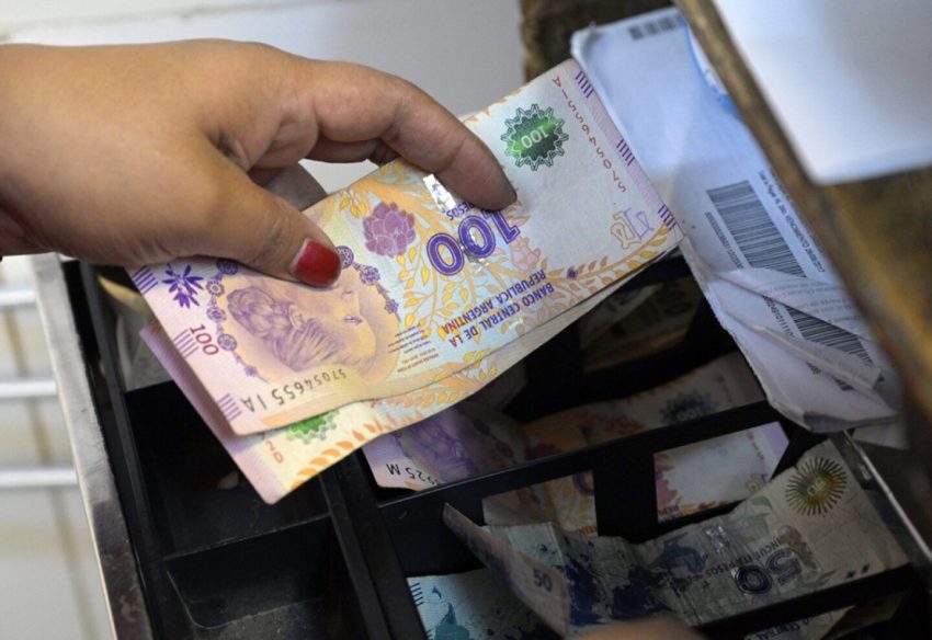 Milei devalúa más de 50% la moneda argentina